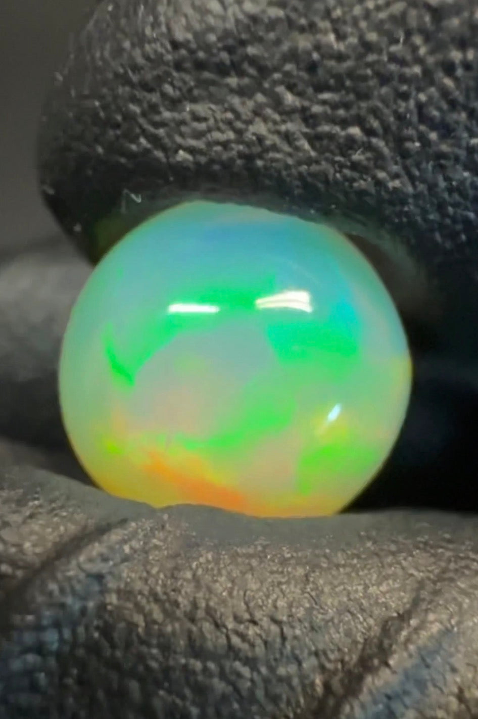 Ethiopian Opal Round Cabochon – 2.58 ct (9.60 × 9.60 × 5.80 mm) Natural Welo Gemstone